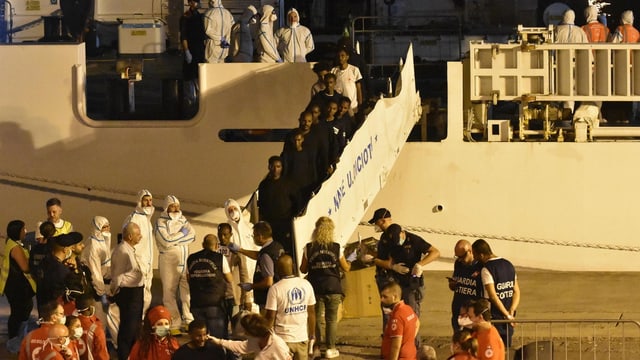 Menschen verlassen Schiff. Menschen verlassen Schiff.