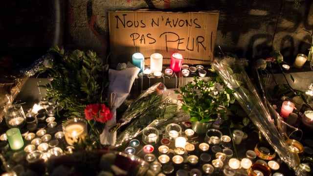 «Nus n'avain nagina tema» ès'i stà da leger sin ils placats ch'èn vegnids deponids sin la Place de la République. «Nus n'avain nagina tema» ès'i stà da leger sin ils placats ch'èn vegnids deponids sin la Place de la République.