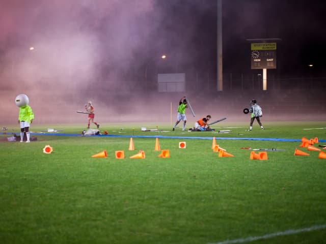 Menschen stehen wirld durcheinander auf einem Fussballfeld. Menschen stehen wirld durcheinander auf einem Fussballfeld.