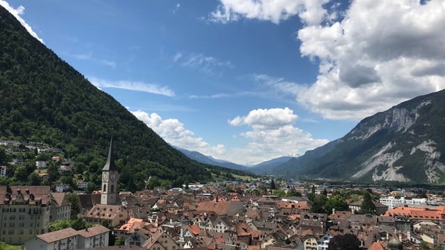 Blick über die Stadt Chur mit blauem Himmel und harmlosen Quellwolken Richtung Calanda. Blick über die Stadt Chur mit blauem Himmel und harmlosen Quellwolken Richtung Calanda.