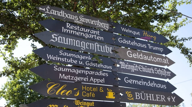 Wegschilder, die auf Hotels, Hotels und Gästehäuser weisen. Wegschilder, die auf Hotels, Hotels und Gästehäuser weisen.