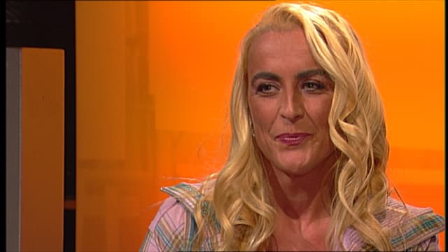 Eine Frau mit langen Blonden Haaren in einer Fernsehsendung. Eine Frau mit langen Blonden Haaren in einer Fernsehsendung.