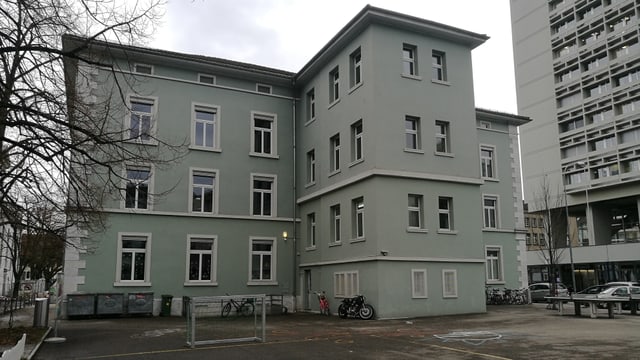 Grau-grünes Steingebäude. Grau-grünes Steingebäude.