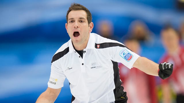 Sven Michel schreit Anweisungen übers Eis. Sven Michel schreit Anweisungen übers Eis.