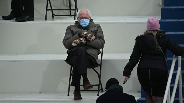 Bernie Sanders sitzt, dick eingepackt, auf einem Stuhl Bernie Sanders sitzt, dick eingepackt, auf einem Stuhl