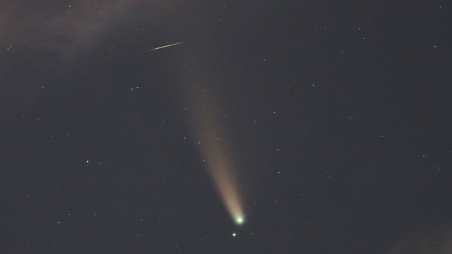In der Nacht zum Sonntag kreuzte eine Sternschnuppe den Schweif des Kometen, wenn auch in grossem Abstand.
