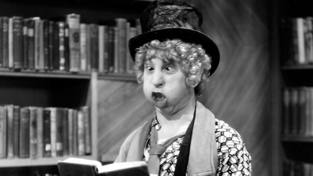Auf dem Bild ist Harpo Marx zu sehen wie er eine lustige Grimasse zieht. Auf dem Bild ist Harpo Marx zu sehen wie er eine lustige Grimasse zieht.