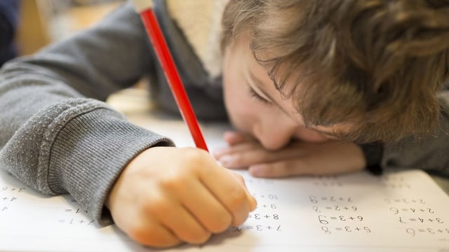 Ein Kind löst Mathe-Aufgaben Ein Kind löst Mathe-Aufgaben
