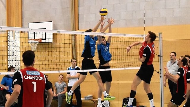 Volleyball-Spiel: Kampf um den Ball am Netz Volleyball-Spiel: Kampf um den Ball am Netz