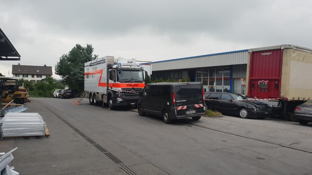 Polizeifahrzeuge in Industriegebiet. Polizeifahrzeuge in Industriegebiet.