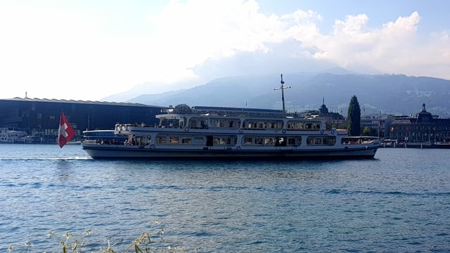 Kursschiff auf dem Vierwaldstättersee bei Luzern, dahinter der Pilatus. Kursschiff auf dem Vierwaldstättersee bei Luzern, dahinter der Pilatus.