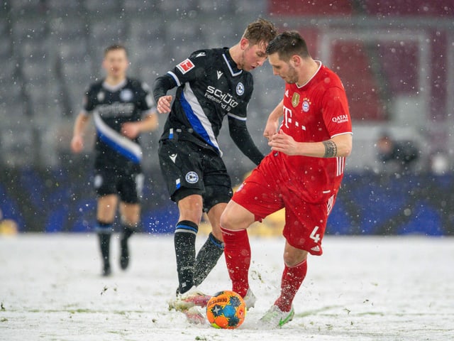 Bielefelds Michel Vlap (links) im Zweikampf mit Bayerns Niklas Süle. Bielefelds Michel Vlap (links) im Zweikampf mit Bayerns Niklas Süle.