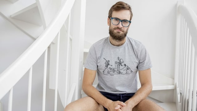 Pussy-Riot-Aktivist Pjotr Wersilow sitzt nach einem Interviewtermin in einer Berliner Wohnung auf einer Treppe. Pussy-Riot-Aktivist Pjotr Wersilow sitzt nach einem Interviewtermin in einer Berliner Wohnung auf einer Treppe.