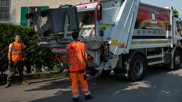 Ein Kehrichtwagen unterwegs Ein Kehrichtwagen unterwegs