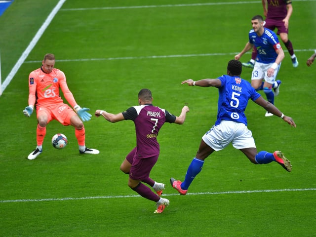 Kylian Mbappé bringt PSG gegen Strassburg in Führung. Kylian Mbappé bringt PSG gegen Strassburg in Führung.