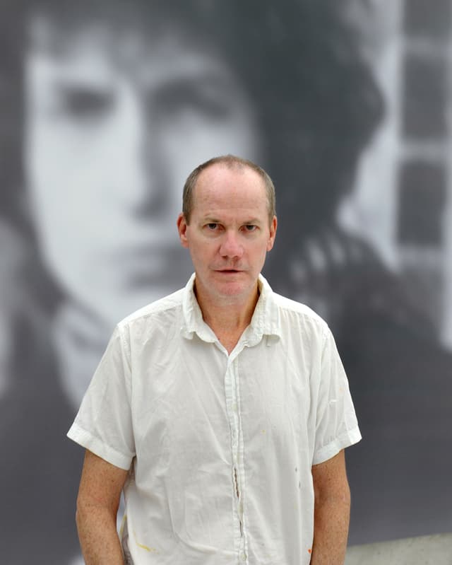 Der Künstler Richard Prince steht in einem Kurzarmhemd vor einem seiner Gemälde. Der Künstler Richard Prince steht in einem Kurzarmhemd vor einem seiner Gemälde.