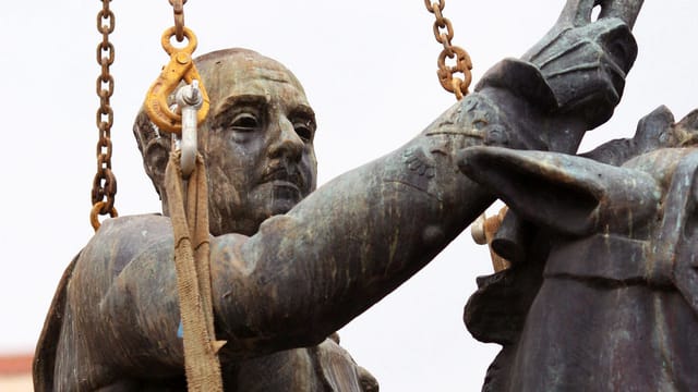 Ein Denkmal von Diktator Franco wird in Santander abgenommen. Ein Denkmal von Diktator Franco wird in Santander abgenommen.