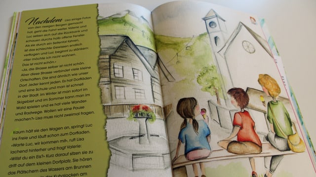 Geöffnetes Buch: Drei Kinder sitzen auf Bank. Geöffnetes Buch: Drei Kinder sitzen auf Bank.