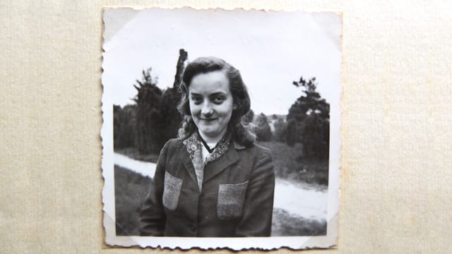 Portrait auf altem Fotopapier, schwarz-weiss Portrait auf altem Fotopapier, schwarz-weiss
