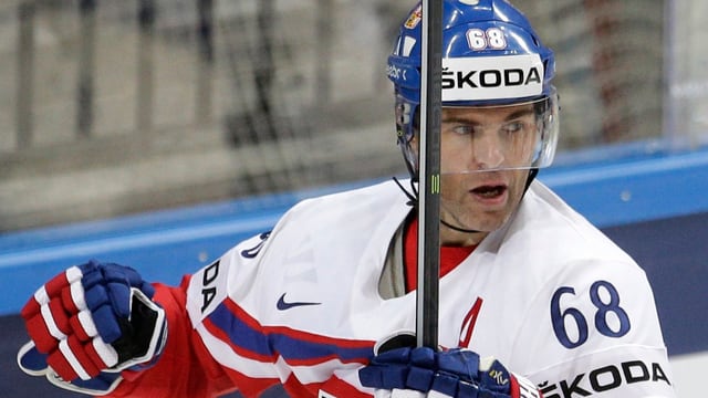 Jaromir Jagr freut sich auf dem Eis. Jaromir Jagr freut sich auf dem Eis.