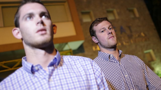 Gunnar Bentz und Jack Conger verlassen eine Polizeistation Gunnar Bentz und Jack Conger verlassen eine Polizeistation
