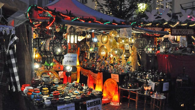 Stand mit Lampen, Aschenbechern und Wasserpfeiffen. Stand mit Lampen, Aschenbechern und Wasserpfeiffen.