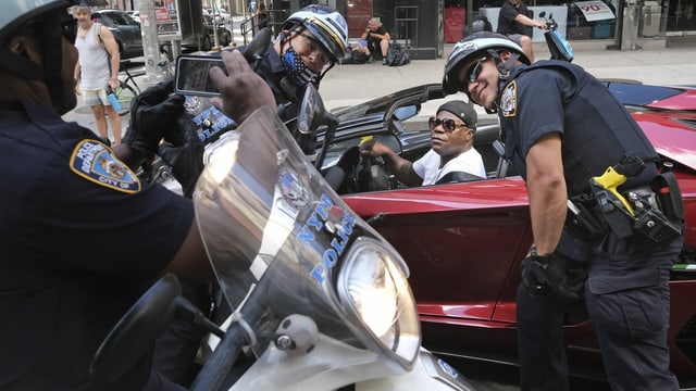 Komiker Tracy Morgan posiert für ein Foto mit Polizisten, die den Protest in New York beobachteten. Komiker Tracy Morgan posiert für ein Foto mit Polizisten, die den Protest in New York beobachteten.