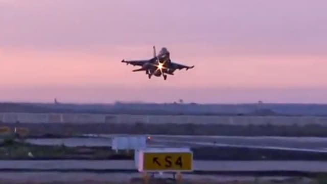 Militärflugzeug in der Luft. Militärflugzeug in der Luft.