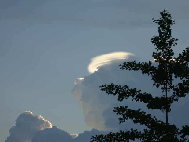 Quellwolke mit weissem Häubchen