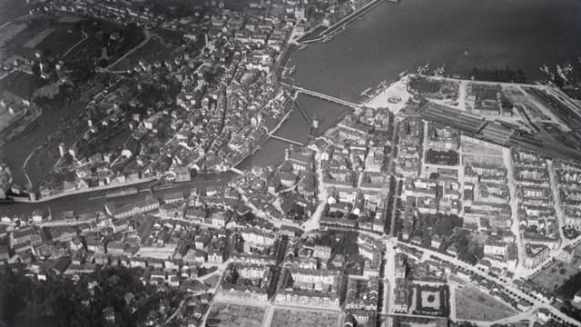 Eine schwarz-weiss Aufnahme einer Stadt aus der Vogelperspektive Eine schwarz-weiss Aufnahme einer Stadt aus der Vogelperspektive