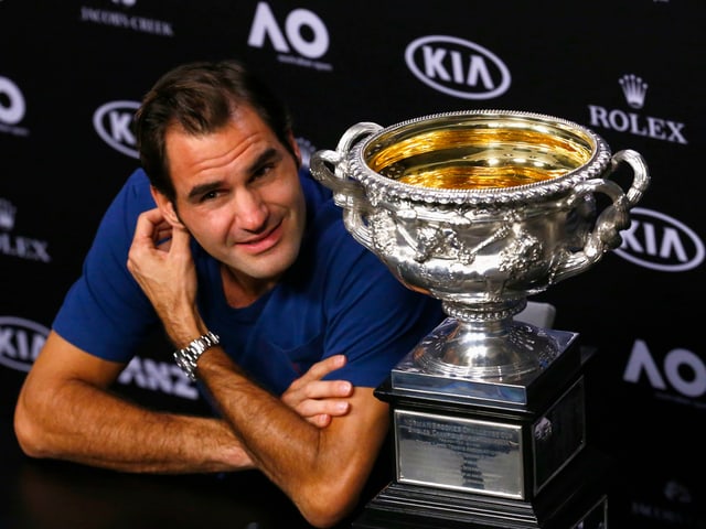 Federer im Medienraum mit dem Pokal Federer im Medienraum mit dem Pokal