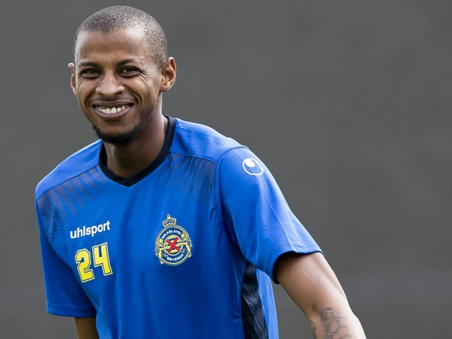 Rafidine Abdullah, der wohl begehrteste Fussballer am Freitagmorgen. Rafidine Abdullah, der wohl begehrteste Fussballer am Freitagmorgen.