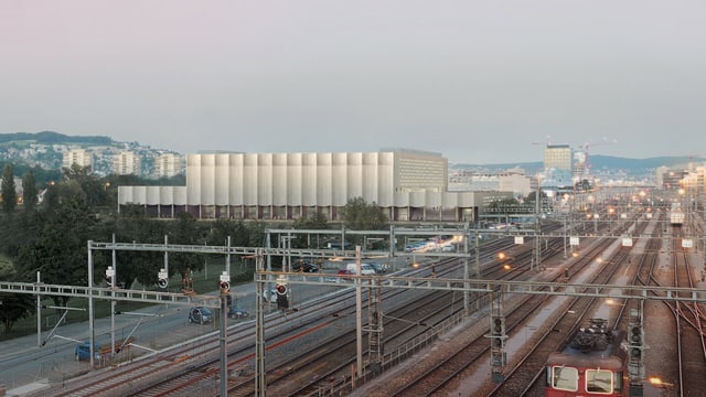 Das projektierte Stadion gleich neben den Gleisen. Das projektierte Stadion gleich neben den Gleisen.
