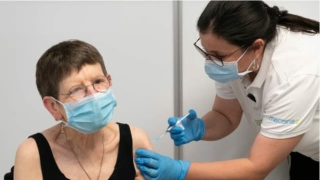 Frau erhält Impfung Frau erhält Impfung