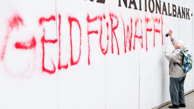 Betagte Frau versprayt weisse Wand mit Lettern «Geld für Waffen tötet» Betagte Frau versprayt weisse Wand mit Lettern «Geld für Waffen tötet»