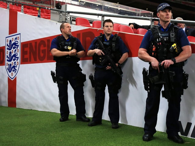 Drei bewaffnete Sicherheitsbeamte im Wembley Drei bewaffnete Sicherheitsbeamte im Wembley