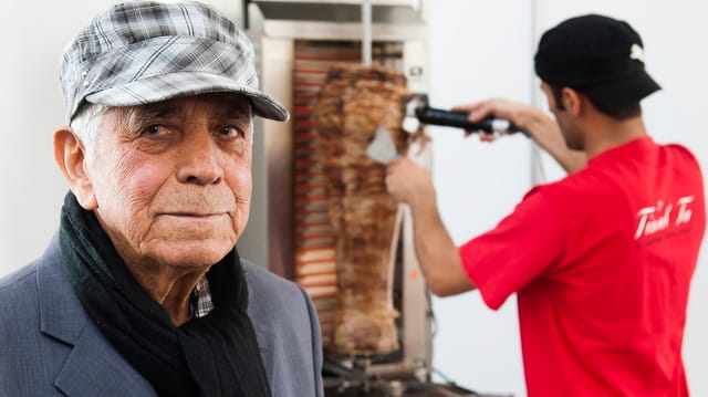 Kadir Nurman (links) steht neben einem Fleischspiess Kadir Nurman (links) steht neben einem Fleischspiess