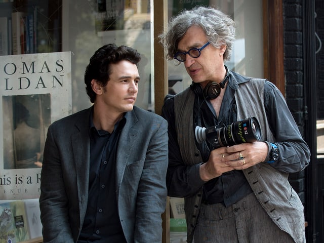 James Franco sitzend, neben ihm Wim Wenders, der sich mit Kamera in der Hand an eine Scheibe anlehnt. James Franco sitzend, neben ihm Wim Wenders, der sich mit Kamera in der Hand an eine Scheibe anlehnt.