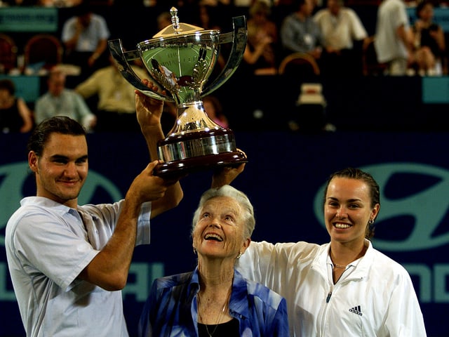 Lucy Hopman 2001 mit Roger Federer und Martina Hingis. Lucy Hopman 2001 mit Roger Federer und Martina Hingis.