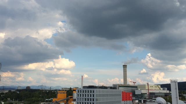Unter dem Kaltlufttropfen bildeten sich am Donnerstag grosse Quellwolken. Unter dem Kaltlufttropfen bildeten sich am Donnerstag grosse Quellwolken.