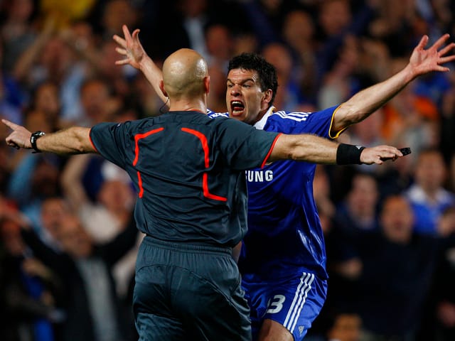 Michael Ballack schreit den Schiedsrichter an Michael Ballack schreit den Schiedsrichter an