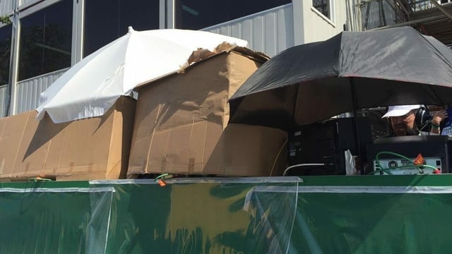 Claude Jaggi und Sven Montgomery schützen ihr Equipment mit einer Kartonkonstruktion in Rio 2016 vor der Sonne. Claude Jaggi und Sven Montgomery schützen ihr Equipment mit einer Kartonkonstruktion in Rio 2016 vor der Sonne.