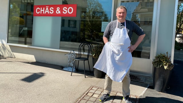 Mann steht vor seinem Schaufenster. Mann steht vor seinem Schaufenster.