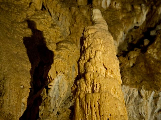 Stalagmit in den Tropfsteinhöhlen von Vallorbe. Stalagmit in den Tropfsteinhöhlen von Vallorbe.