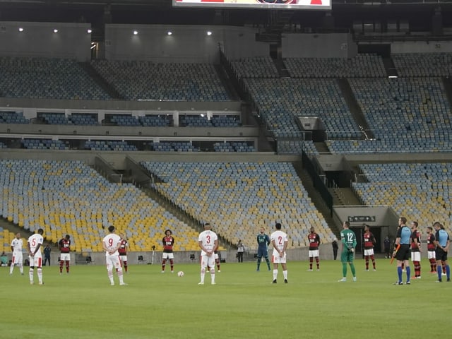 Spieler stehen im Kreis. Spieler stehen im Kreis.