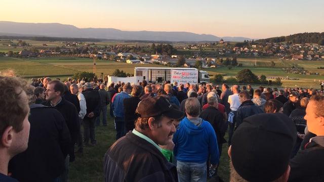 Abendhimmel und weite Ebene mit einer Gruppe Bauern und einem Transparent im Vordergrund. Abendhimmel und weite Ebene mit einer Gruppe Bauern und einem Transparent im Vordergrund.