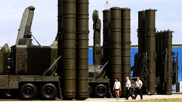 Flugabwehrsystem S-300 an einer Militärparade. Flugabwehrsystem S-300 an einer Militärparade.