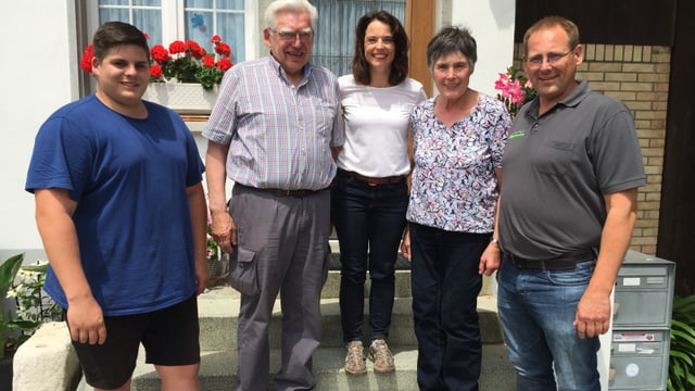 Mona Vetsch mit der Familie Bösiger: (v. links) Philipp, Peter, Therese und Beat Bösiger. Mona Vetsch mit der Familie Bösiger: (v. links) Philipp, Peter, Therese und Beat Bösiger.