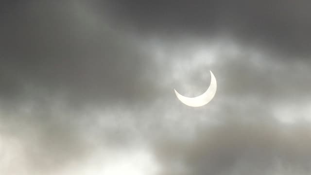 Eine partielle Sonnenfinsternis am 4. Januar 2011 in München: Der Mond schiebt sich zum Teil vor die Sonne.