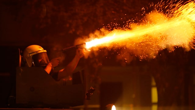 Feuerstrahl beim Schuss eines Polizisten Feuerstrahl beim Schuss eines Polizisten